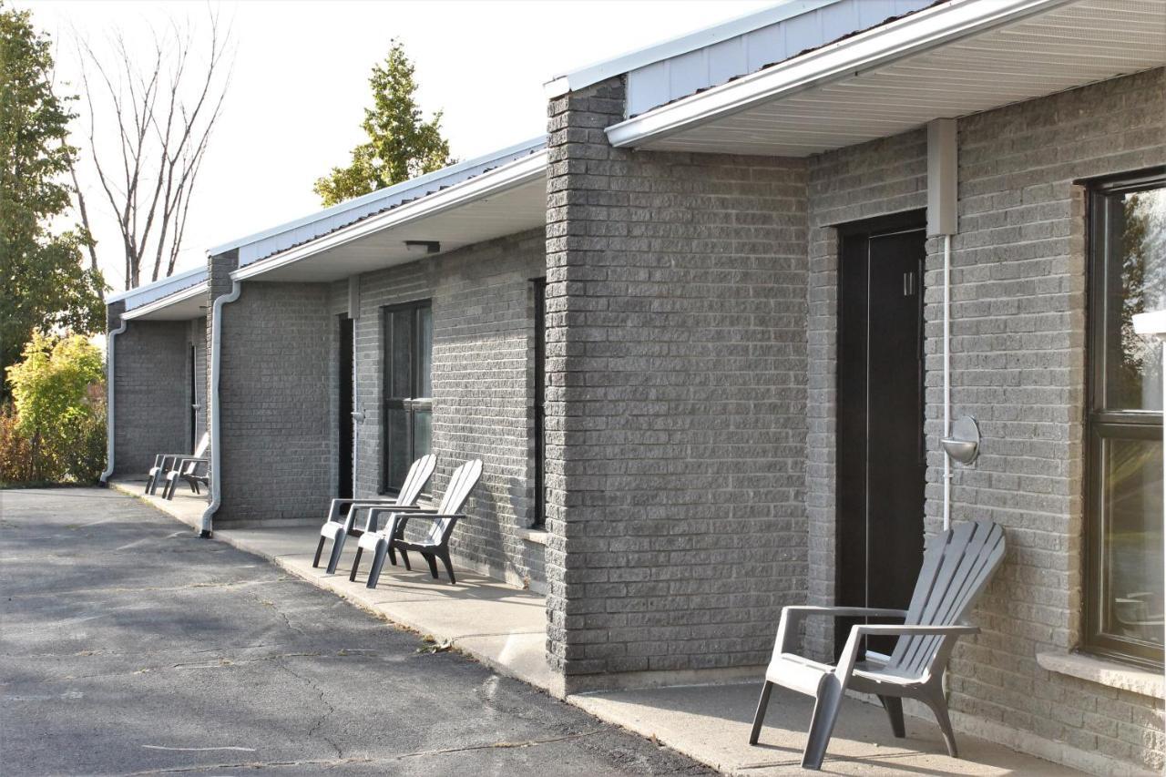 Motel Du Canton Valcourt Exteriör bild